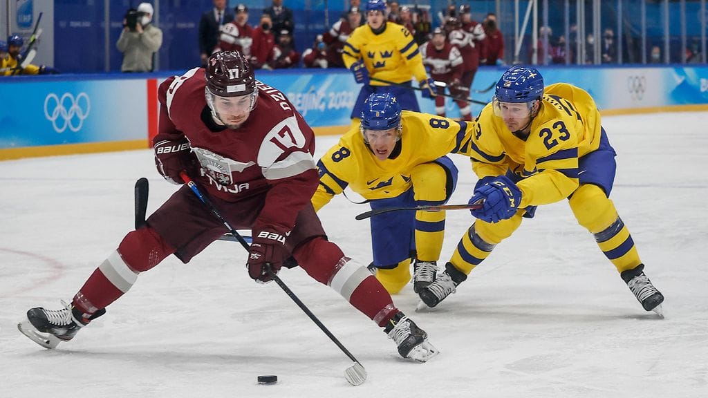 Latvia aiheutti ongelmia Ruotsille miesten olympiakiekon avausottelussa.