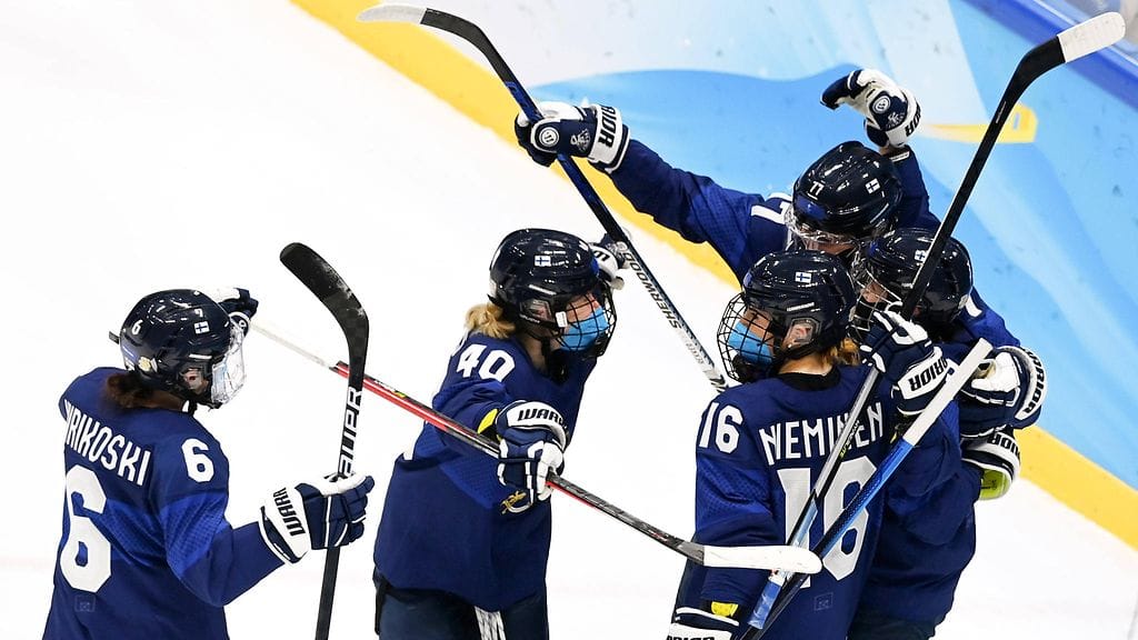 Suomen naisten jääkiekkomaajoukkue pelasi Venäjän olympiakomitean joukkuetta vastaan maskeilla.