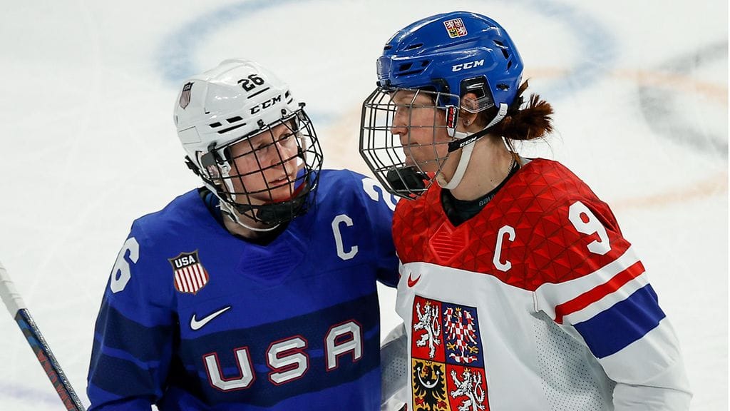 Yhdysvaltain ja Tshekin kapteenit Kendall Coyne Schofield (vas.) ja Alena Mills vaihtoivat ajatuksia ottelun jälkeen.