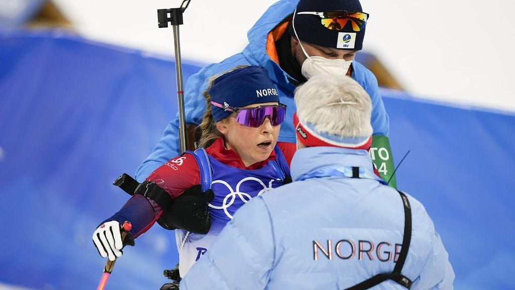 Ingrid Landmark Tandrevold jouduttiin auttamaan pystyyn.