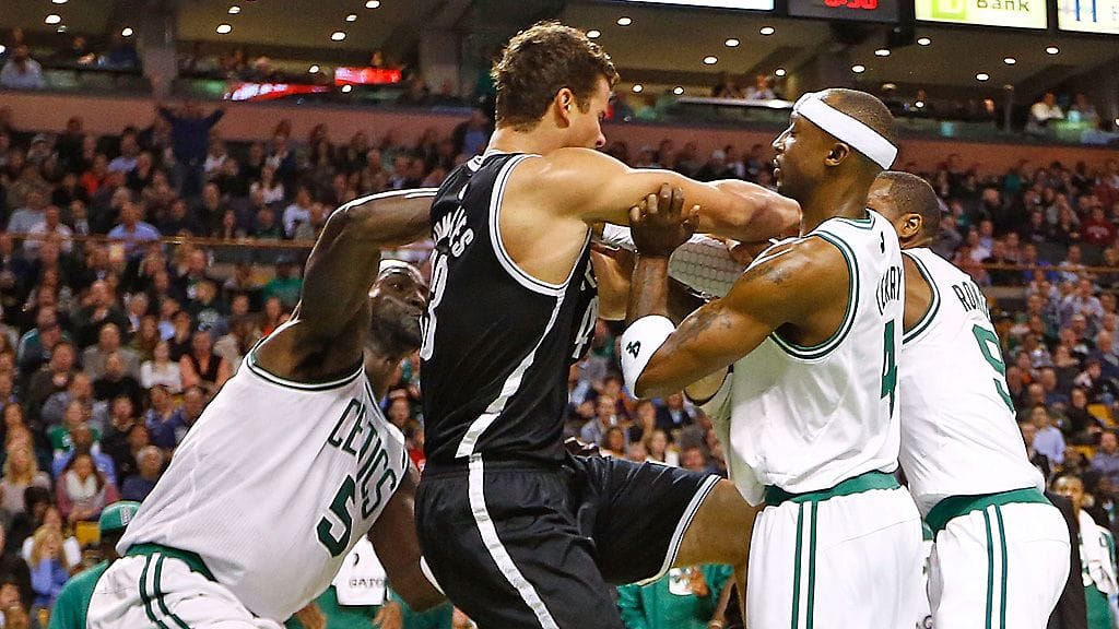 Kevin Garnett (#5), Jason Terry (#4), ja Rajon Rondo (takana #9) kävivät käsiksi Brooklynin Kris Humphriesiin.