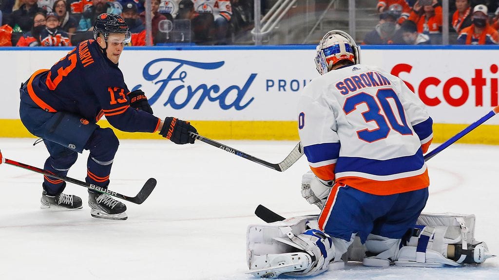 Jesse Puljujärvi (vas.) katkaisi maalittoman putkensa NHL:ssä.