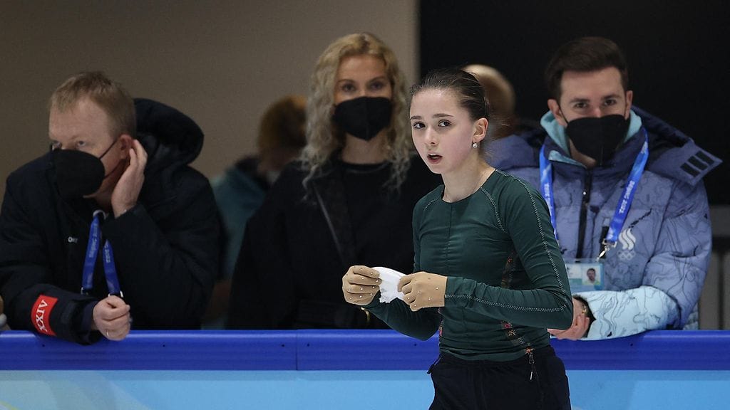 Venäläinen Kamila Valieva voitti joukkuekultaa Pekingissä ennen dopingkäryn julkituloa.