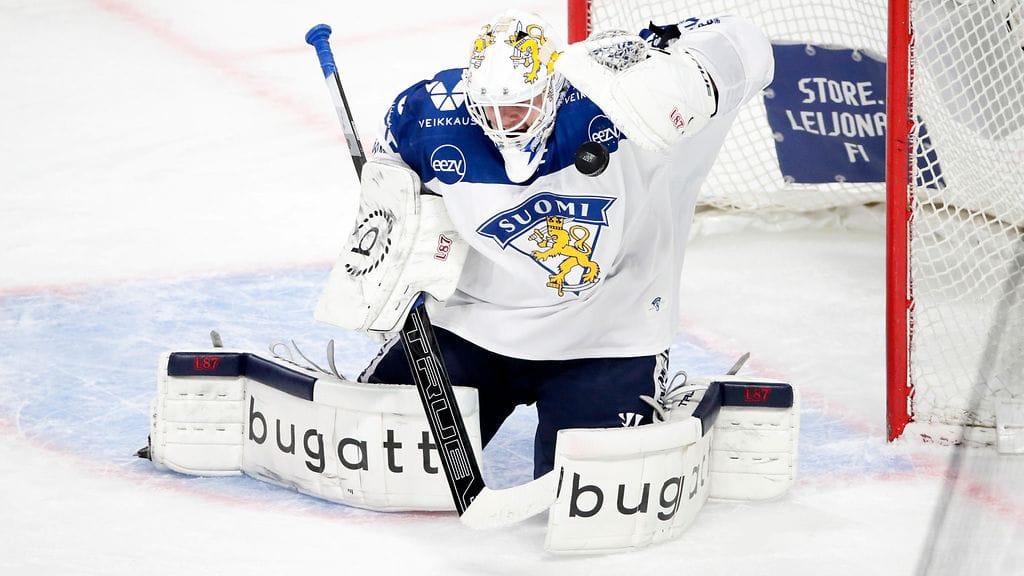 Jussi Olkinuora torjuu tänään Suomen maalilla.