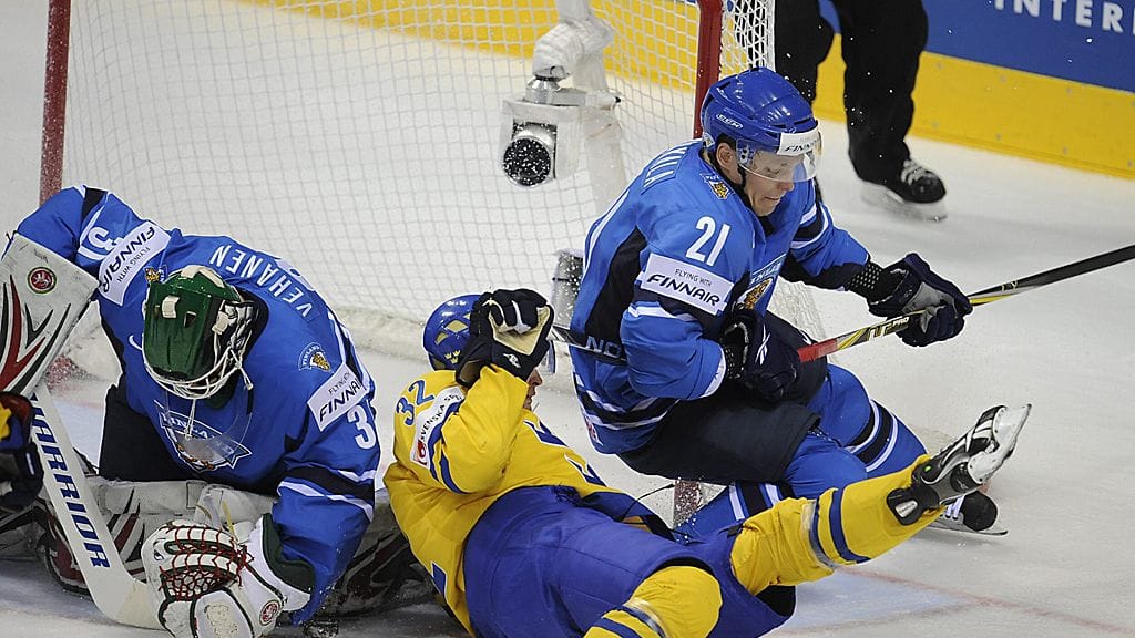 Suomen Petri Vehanen ja Janne Niskala ja Ruotsin Marcus Kruger 2011 MM-finaalissa Bratislavassa.
