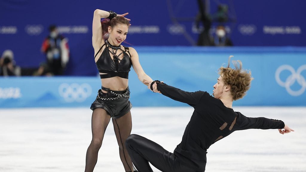 Venäläinen Diana Davis joutui kiperien kysymyksien kohteeksi. Kuvassa Davis kilpailemassa Pekingissä parinsa Gleb Smolkinin kanssa.