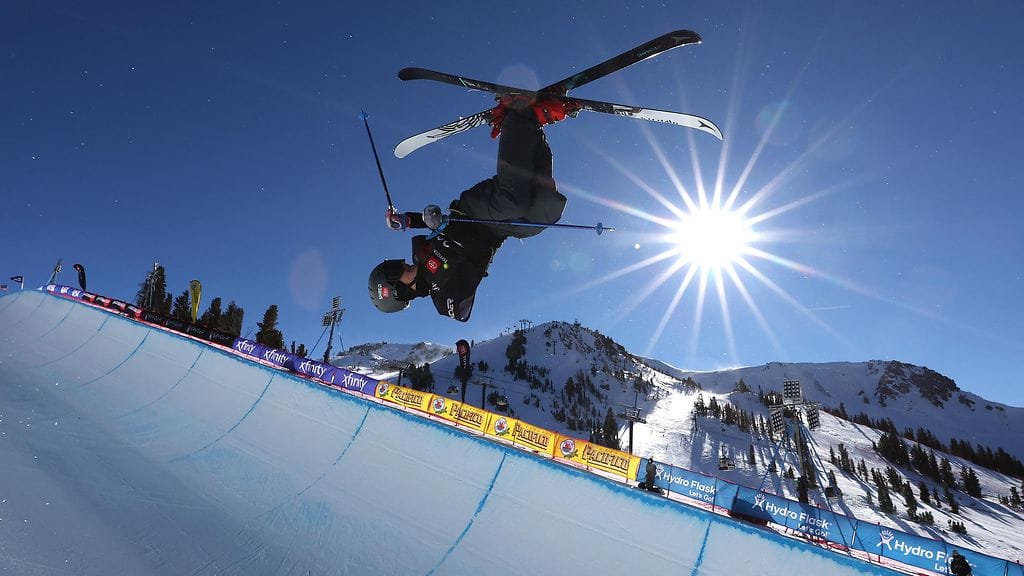 Jon Sallinen kilpailee half-pipen karsinnassa torstaina.