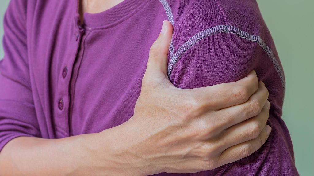 Sydänperäiset vaivat voivat tuntua myös käsivarsissa. Kuvituskuva.