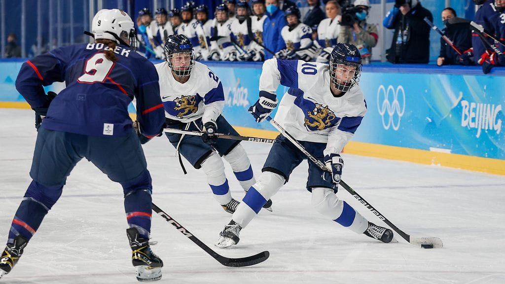 Naisleijonien Elisa Holopainen virittämässä laukausta Yhdysvaltoja vastaan.