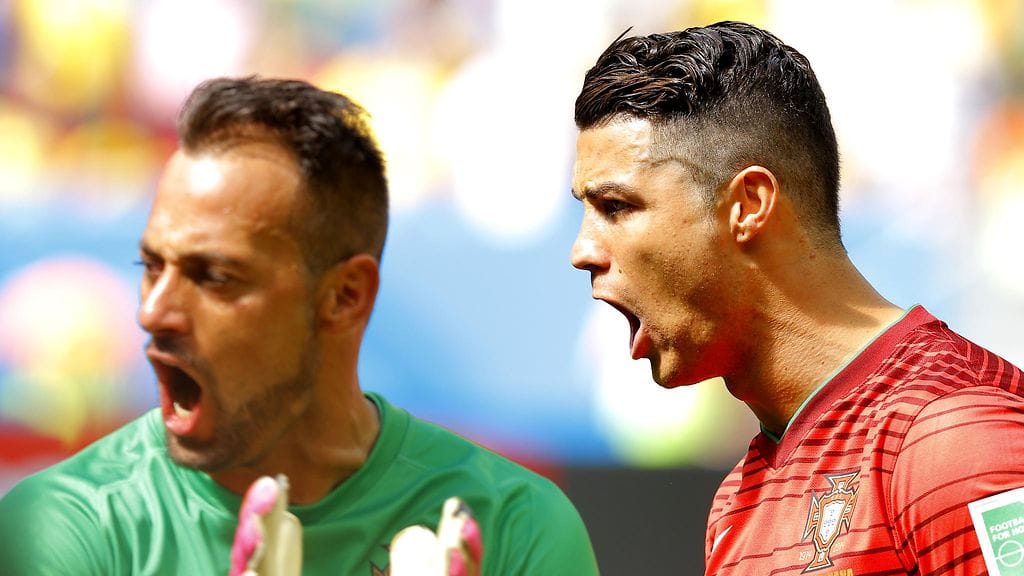 Beto (vas.) kuvattuna jalkapallon MM-kisoissa 2014 Portugalin maajoukkueessa Cristiano Ronaldon vierellä.