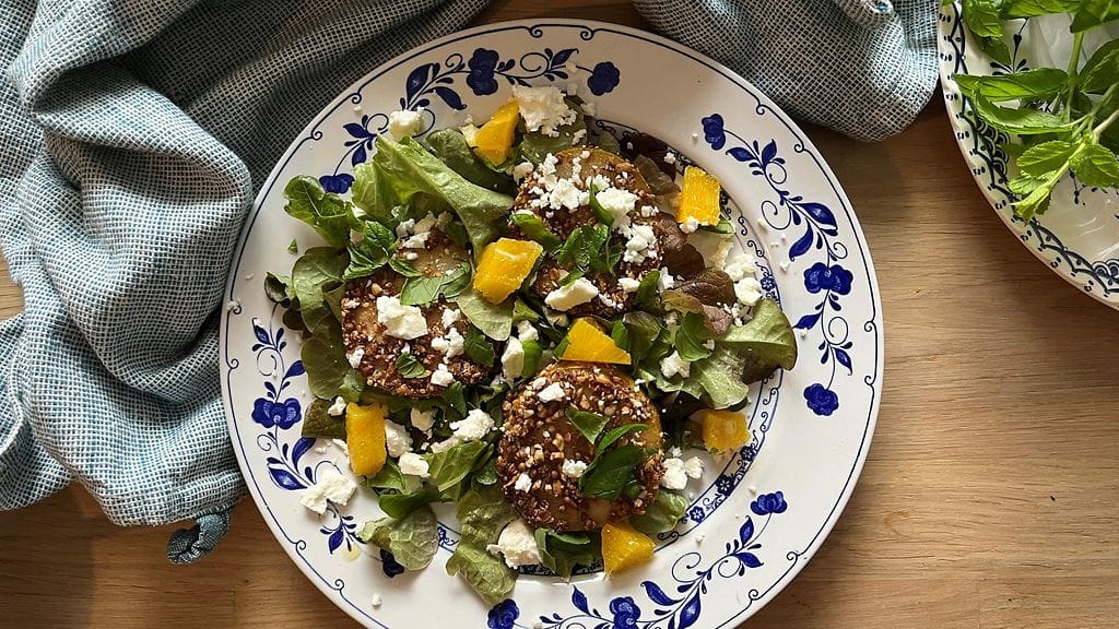 Voi-sokeriseoksessa paistetut päärynät pyöritellään egyptiläisessä dukkah-mausteseoksessa.