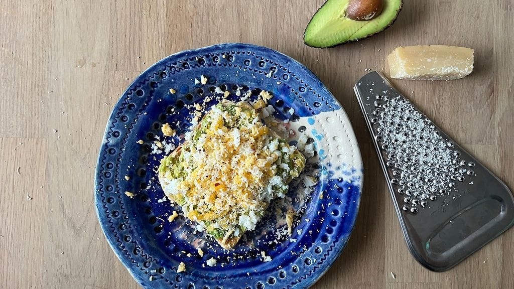 Avokadoleipä raastetulla kananmunalla.