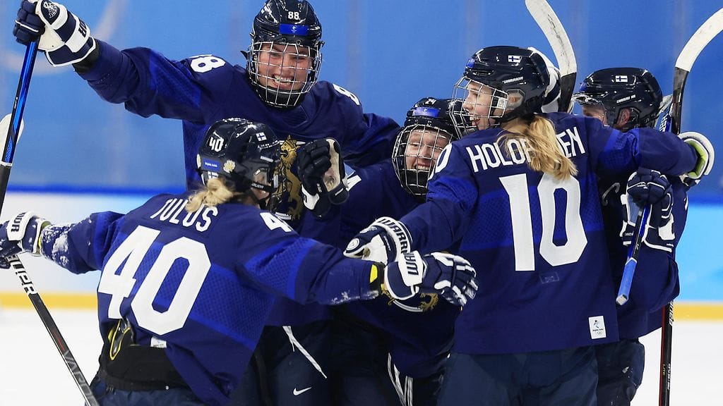 Suomen naisten jääkiekkomaajoukkue juhlii olympiapronssia, kun Sveitsi kaatui pronssiottelussa Pekingissä.