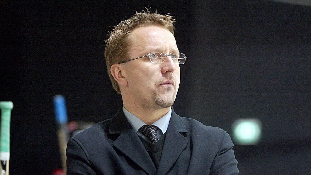 Mika Pieniniemi on naisten jääkiekkomaajoukkueen päävalmentaja.
