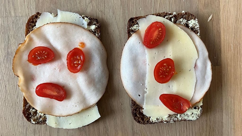 Kumpi asettelutapa on oikein, leikkele vai juusto päällimmäiseksi?