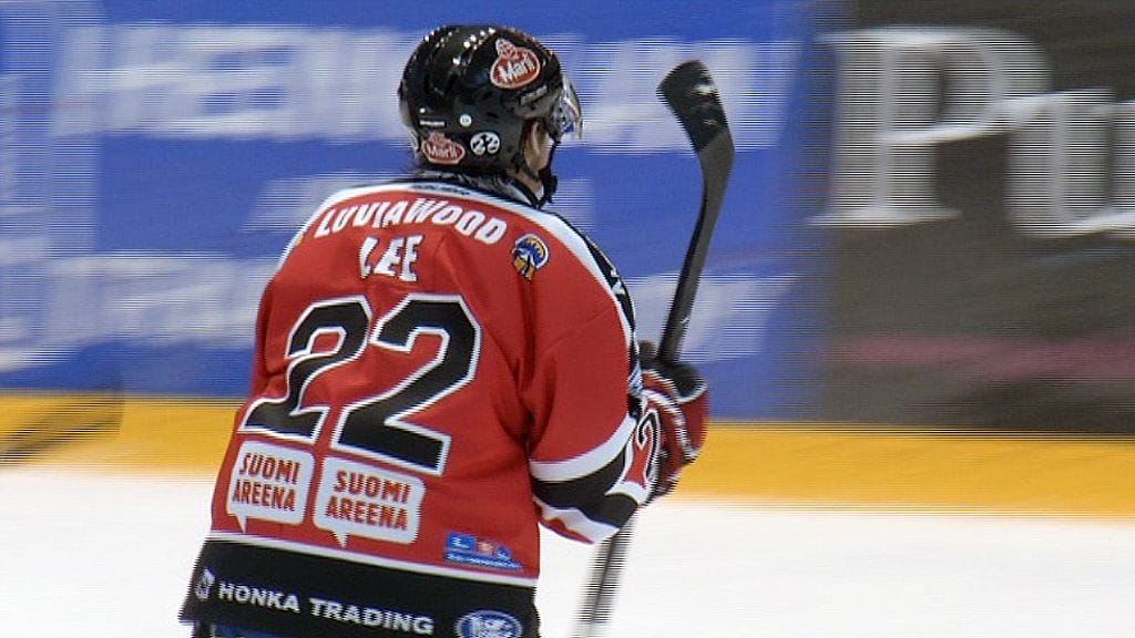 Mark Lee Ässien paidassa.