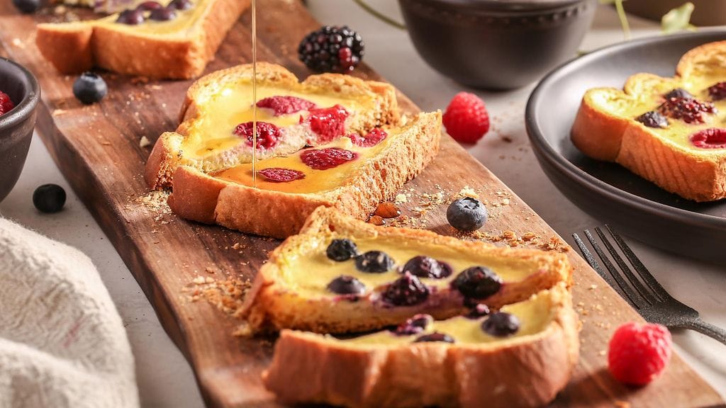 Custard toast on yhdistelmä jogurtista ja kananmunista tehtyä kastiketta sekä valinnaisia täytteitä.