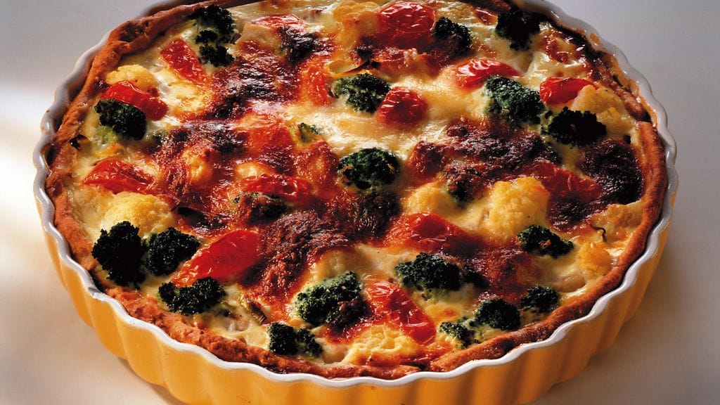 Ruokaisa lohipiirakka valmistuu käytännössä yhden astian taktiikalla.