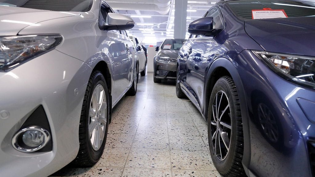 Helsingin poliisi tutkii kansainvälisessä autokaupassa tapahtunutta miljoonaluokan huijausta. Kuvituskuvan autot tai autoliike eivät liity tapaukseen.