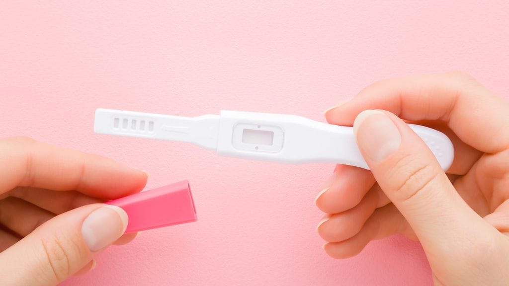 Venäläinen somevaikuttaja julkaisi Instagram-tilillään kuvan positiivisesta raskaustestituloksestaan. Kuvituskuva.