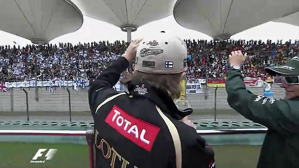 Kimi Räikkönen ja Heikki Kovalainen ihastelevat sinivalkoista yleisömerta.