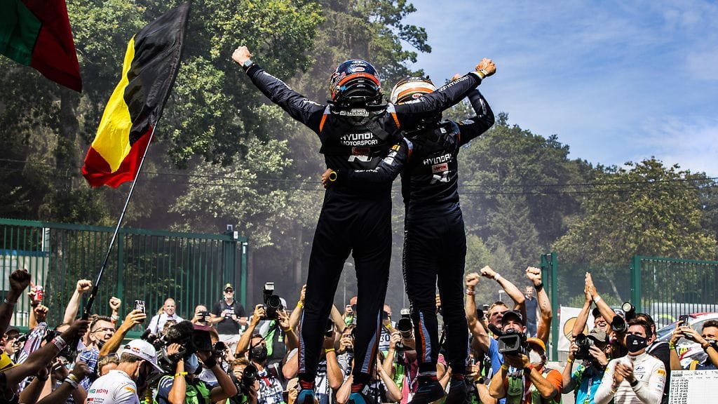 Thierry Neuville juhli Belgian MM-rallin voittoa viime kaudella kotiyleisönsä edessä.