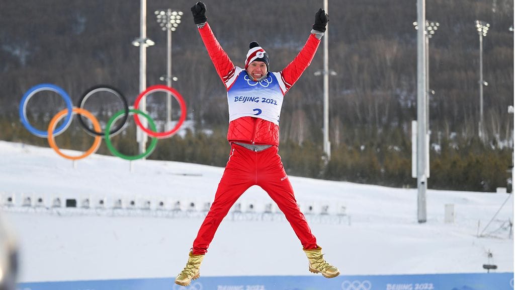 Aleksandr Bolshunov pomppi ilmaan kultaiset kengät jalassaan.