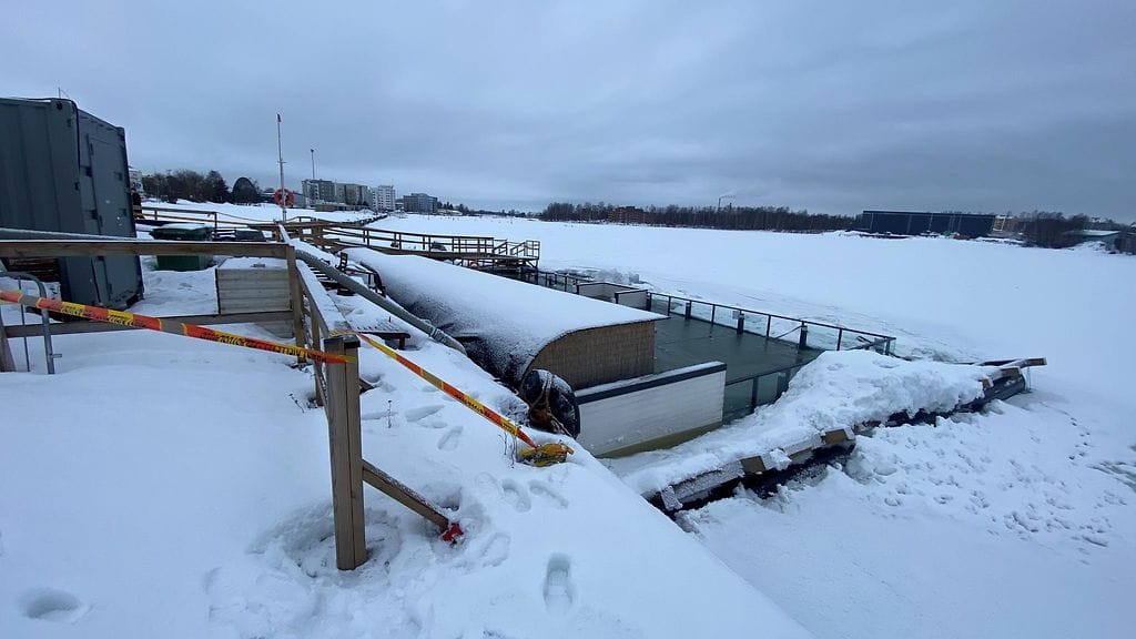 Oceanbar-ravintolalautasta näkyy vain ylimmät osat pinnan yläpuolella. Lukijan kuva.