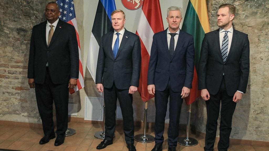 Yhdysvaltain puolustusministeri Lloyd Austin (vas.), Viron puolustusministeri Kalle Laanet sekä Latvian puolustusministeri ja Liettuan ulkoministeri Artis Pabriks Austin tapasivat lauantaina Vilnassa,  Liettuassa.