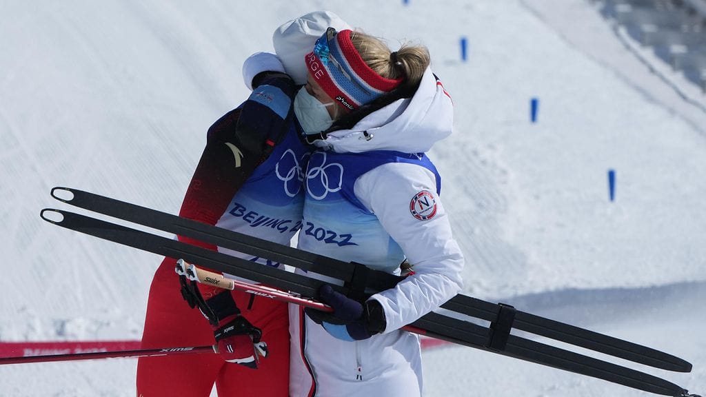 Therese Johaug otti 30 kilometrin kisassa viimeiseksi sijoittuneen kiinalaisen vastaan maalissa.