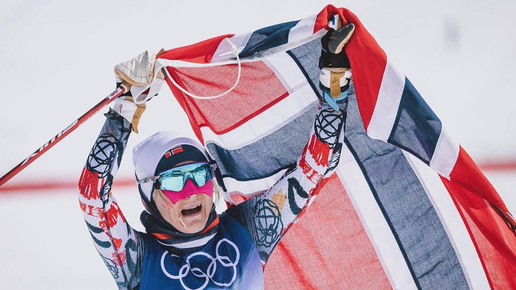 Therese Johaug poistuu olympia-areenoilta nelinkertaisena olympiavoittajana. Kultamitaleista kolme on henkilökohtaisilta matkoilta.