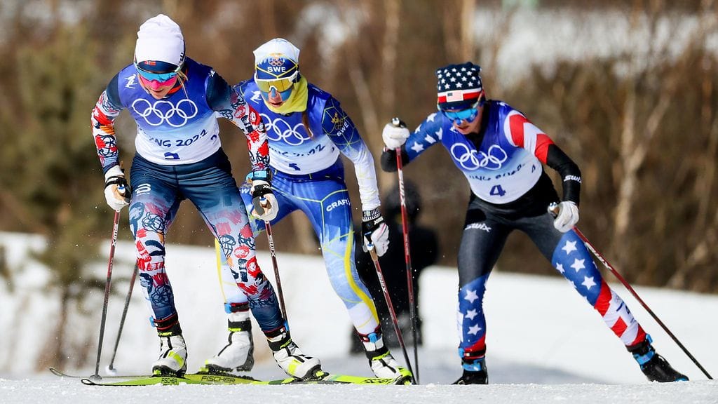 Therese Johaug spurttasi karkuun Jessie Digginsiä ja Ebba Anderssonia juomapisteen yhteydessä.