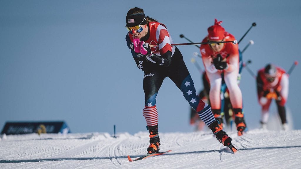 Yhdysvaltain Rosie Brennan lämmitti varpaitaan sähköisellä apuvälineellä. Kuvassa laitteet näkyvät sukkien alla.