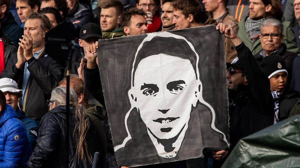 Ajaxin kannattajat osoittivat tukeaan Abdelhak Nourille vuonna 2019 ottelussa Willemiä vastaan.