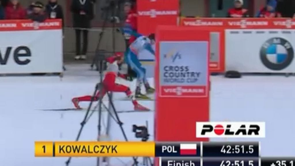 Anne Kyllönen (oik.) voitti loppukiritaistossa Vibeke Skofterudin.