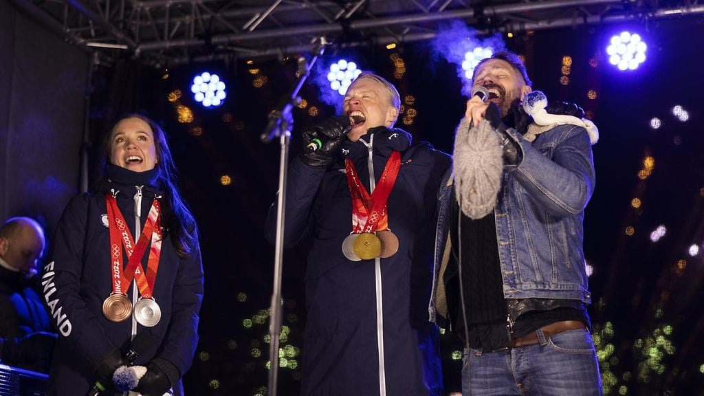 Kerttu Niskanen, Iivo Niskanen ja Lauri Tähkä huudattivat yleisöä Vieremällä.