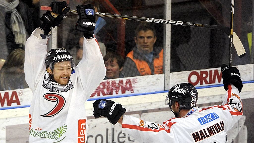 JYP:n Mikko Viitanen (vas.) ja Olli Malmivaara tuulettivat 1-4 maalia jääkiekon SM-liigan 3. finaaliottelussa Pelicans-JYP Lahdessa-