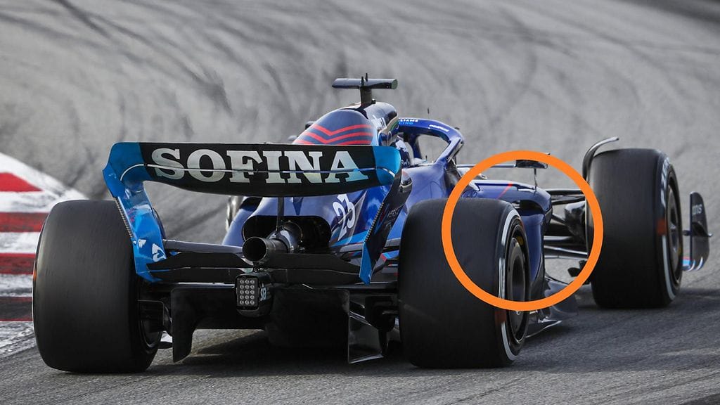 Alexander Albonin Williamsissa havaittiin keskiviikkona ajetuissa talvitesteissä reikä sivukatteissa.