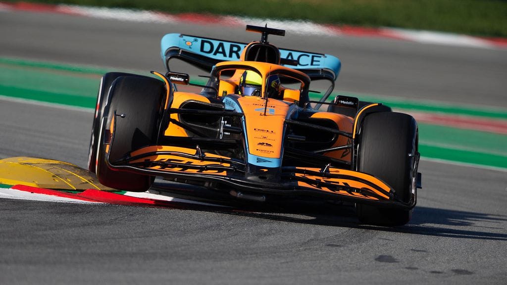 Lando Norris vei McLarenin uutta autoa jo alle 1.20:n Barcelonan talvitestien ensimmäisenä päivänä.