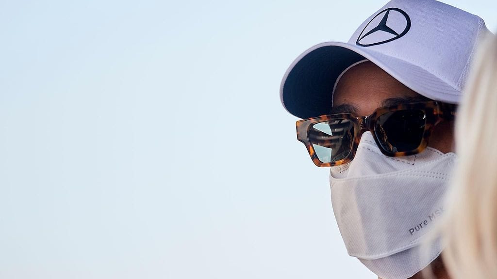 Lewis Hamilton väitti, ettei Mercedes tee virheitä.