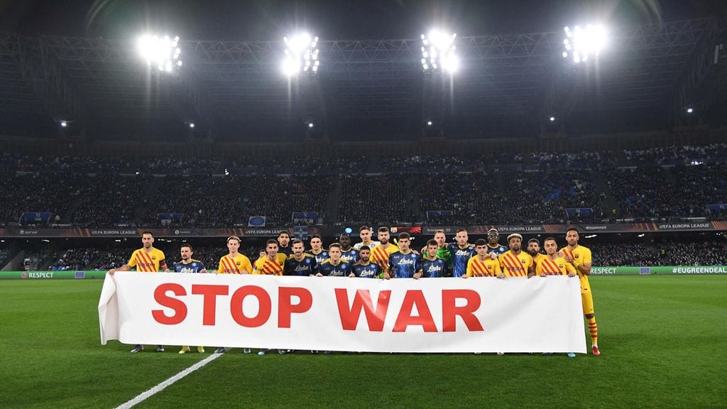 Barcelonan ja Napolin pelaajat vastustivat sotaa ennen Eurooppa-liigan ottelua.