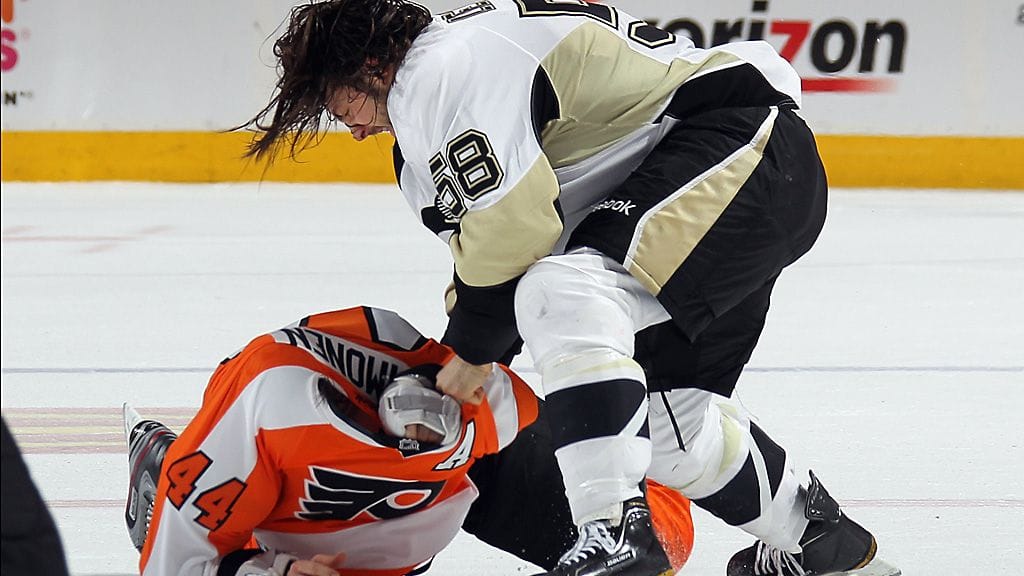 Kimmo Timonen saa kyytiä Kris Letangilta.