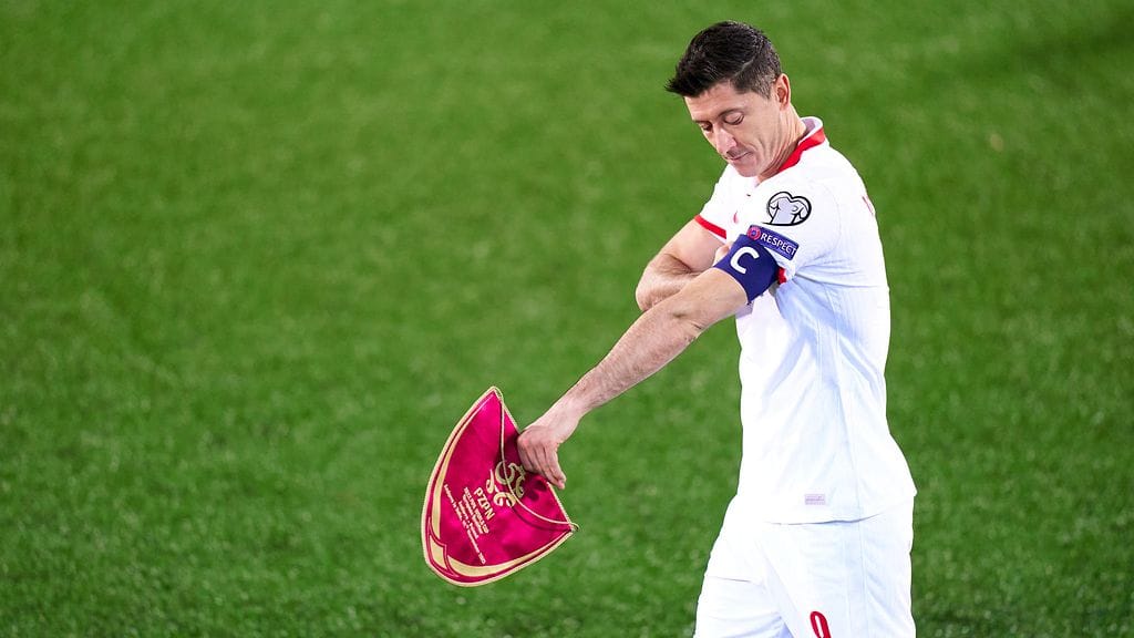 Puolan tähtikapteeni Robert Lewandowski puoltaa maan jalkapalloliiton päätöstä kieltäytyä pelaamasta Venäjää vastaan.