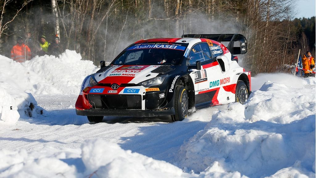 Kalle Rovanperä jatkaa Ruotsin MM-rallin kärjessä.