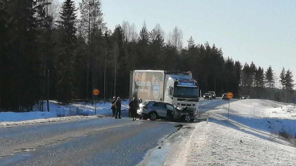 Marttilassa Valtatiellä 10 sattui tänään kuolonkolari. Kuva: Simo Päivärinta.