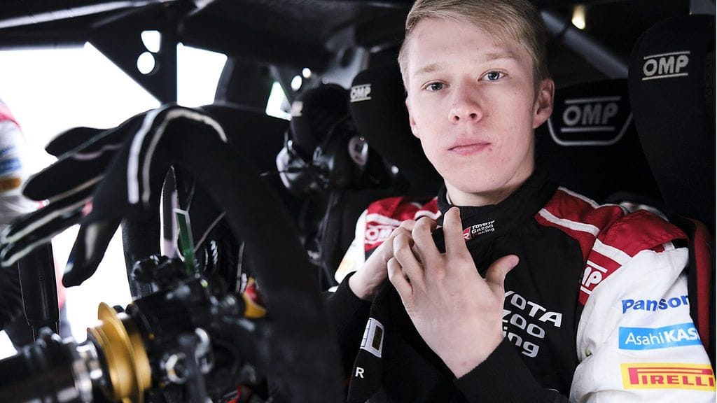 Kalle Rovanperä ajaa kärjessä Ruotsin MM-rallissa.