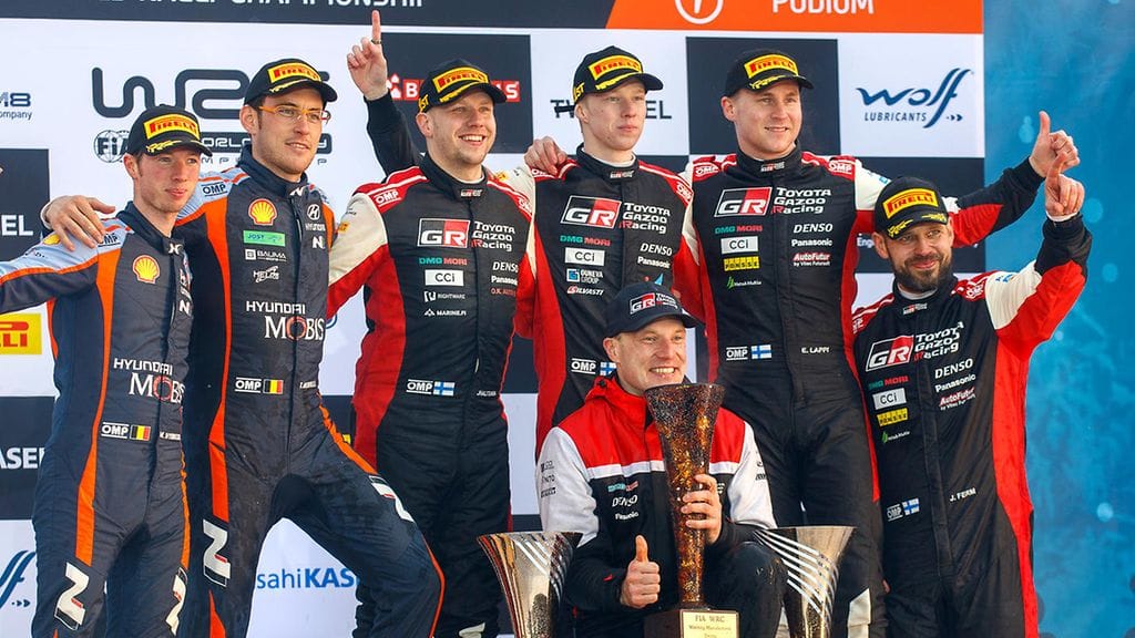 Jari-Matti Latvala sai nostaa ensimmäistä kertaa kauden aikana voittopokaalia, kun Kalle Rovanperä toi Toyotan ykkösenä maaliin.