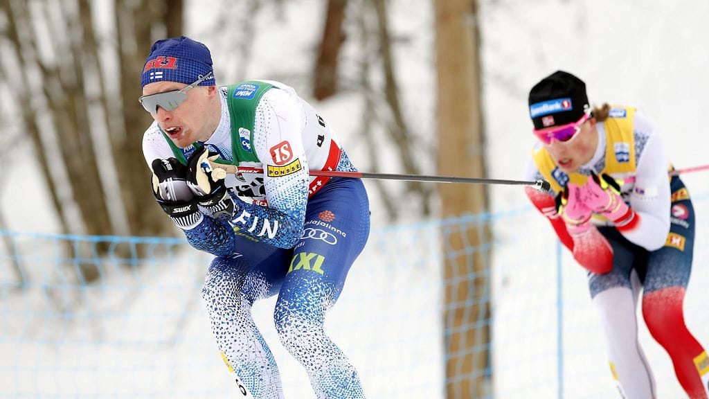 Johannes Hösflot Kläbo (oik.) taittoi osan kilpailusta yhtä matkaa kierrosta aiemmin lähteneen Iivo Niskasen kanssa.