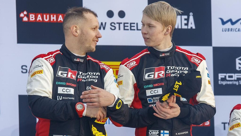 Kalle Rovanperä ajoi uransa kolmanteen MM-rallin voittoon ja sai taas kuunnella Viron kansallislaulua korkeimmalla korokkeella.
