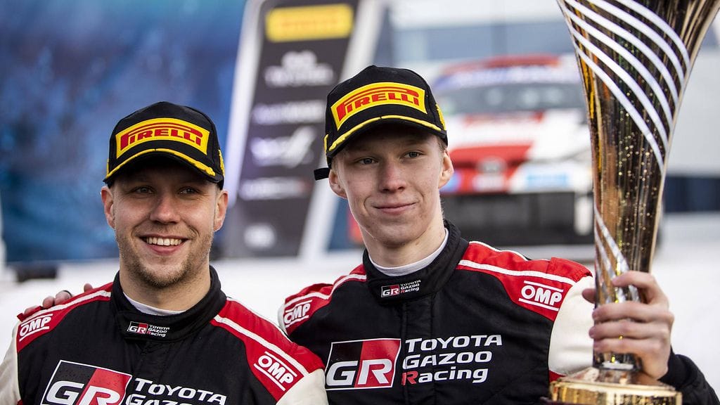 Kalle Rovanperä ja Jonne Halttunen juhlivat Ruotsin MM-rallin voittoa.